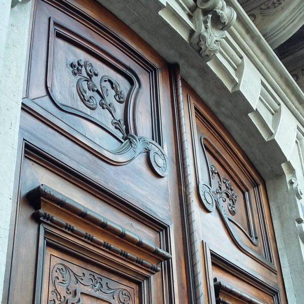 Magestic wooden door art nouveau tour