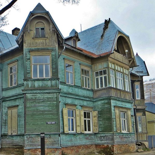 wooden green house in Kipsala - the other side of the Daugava river - Riga Art Nouveau Private Tours