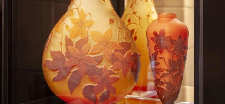 art nouveau news The Bagués Hotel in Barcelona features 27 Émile Gallé vases. Three vases displayed.