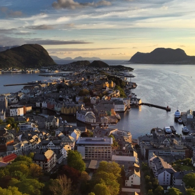 Panoramic views of Ålesund’s architecture, the surrounding archipelago and fjords from the Mount Aksla lookout