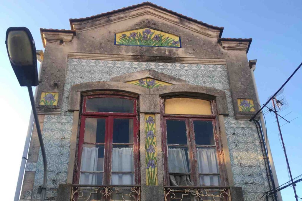 Random house in the streets of the town of Aveiro, Portugal. Its main attractions are the tiles showing some flowers