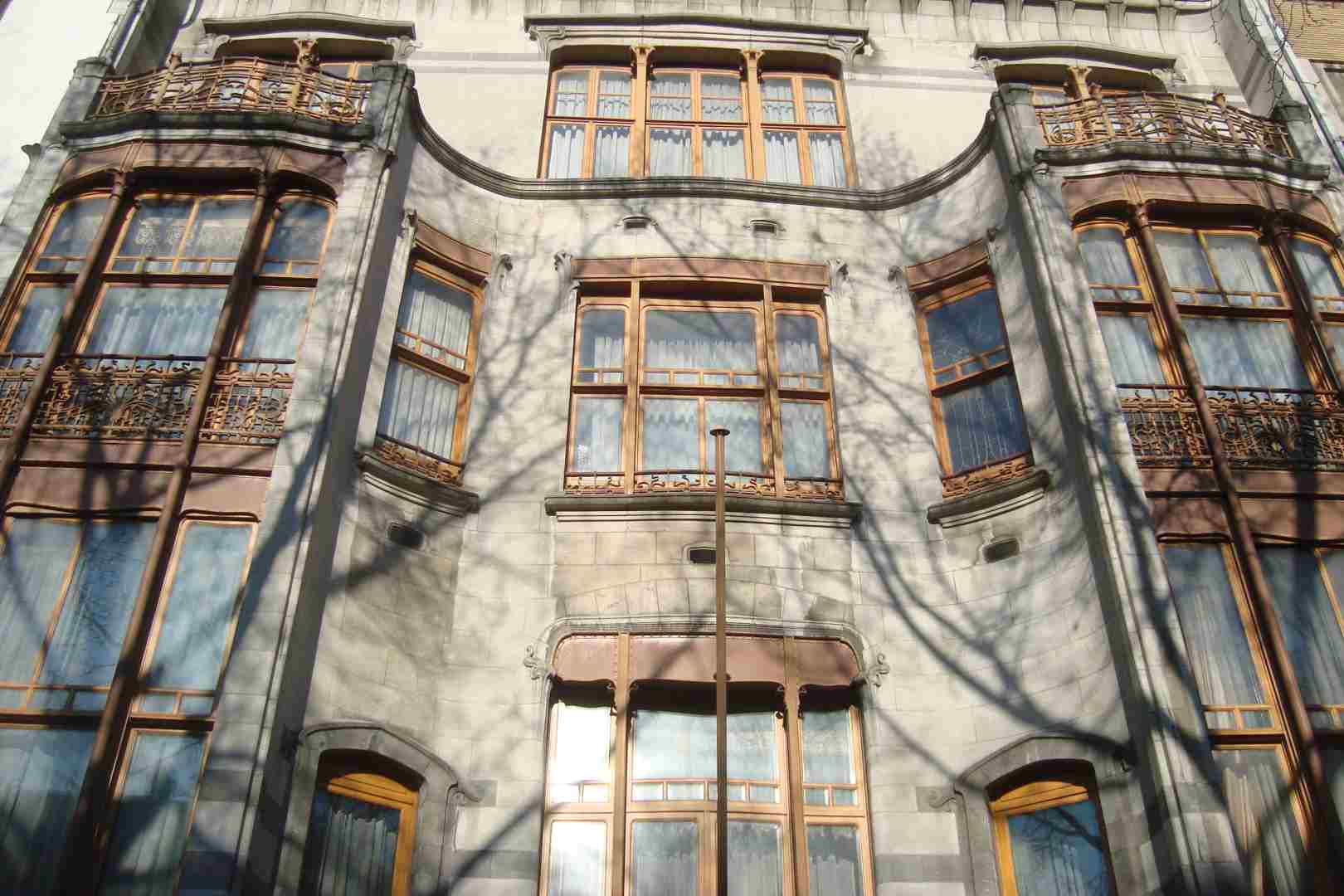 Victor Horta Museum house has retained much of its interior decoration: mosaics, stained glass windows and murals make up a harmonious whole, refined down to the smallest detail.