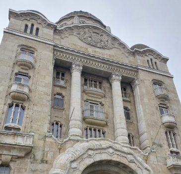 The Gellért Thermal Bath and Hotel, built in the secession style by Hungarian architects Ármin Hegedűs (1869-1945), Artúr Sebestyén (1868-1945) and Izidor Sterk (1860-1935), opened its gates in 1918.