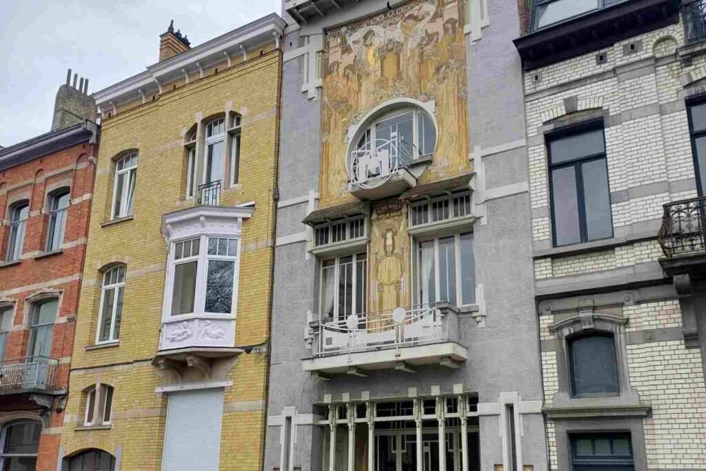 Built in 1905, the Cauchie House, that dates back to 1905, was named after its original owner Paul Cauchie. Aside from its superb round window, the building's facade is magnified by the presence of several large sgraffiti, which make the building stand out and are evidence of Cauchie’s talent.