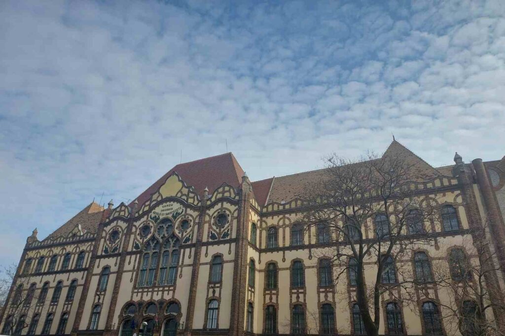 Elementary School. Built in 1906 in the Jewish Quarter by architect Ármin Hegedűs (1869-1945), with mosaics by Vajda Zsigmond and Róth Miksa. Hegedüs is the same architect who built the Török Bank at nr. 11 and the Gellért Hotel and Spa at nr. 9.