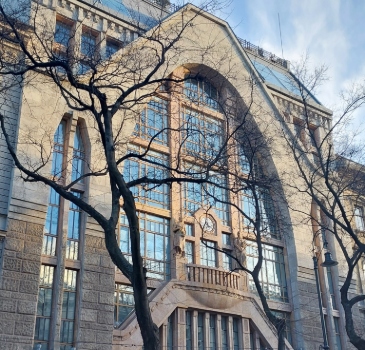 The building dates back to the 19th century, when it functioned as a casino. During its conversion to an Art Nouveau high-class department store, the casino’s grand ballroom – characterized by the elaborate frescoes of Hungarian painter Károly Lotz – was preserved to become a café: one of the shop’s major highlights. In the 2000’s the department store was refurbished into the light, elegant Alexandra Bookstore, which closed a few years back. The café continued to impress tourists under the name Lotz Hall or Café Parisi, but when we visited, it was closed.