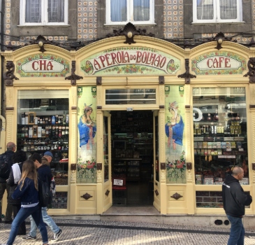 A Perola Do Bolhao, Art Nouveau cafe and delicatessen, Oporto, Portugal, Europe.