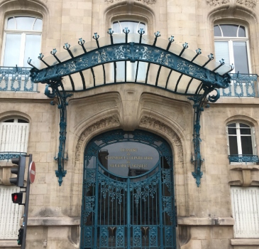 La Chambre de Commerce et d’Industrie, Nancy, France. Construite entre 1906 et 1908, inaugurée en juin 1909, la Chambre de Commerce et d’Industrie est imposante de par sa remarquable façade sculptée, ses ferronneries et vitraux ciselés, et sa marquise splendide bleu turquoise. On doit la réalisation de cet impressionnant édificé aux architectes Louis Marchal et Émile Toussaint.